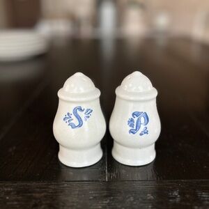 Vintage Pfaltzgraff Yorktowne Stoneware
Salt & Pepper Shakers - 2 Pc Set